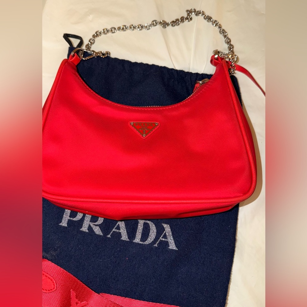PRADA Re-Edition 2005 Nylon Shoulder Bag (Red)
